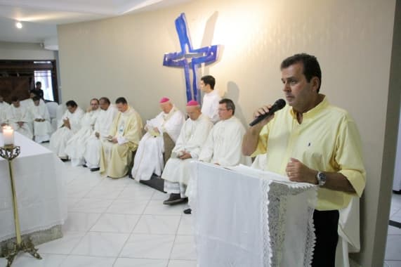 Prefeito Carlos Eduardo participa da Missa de instalação da Paróquia de Sant’ana no bairro de Capim Macio