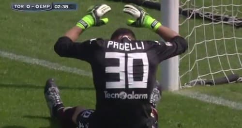 VÍDEO: Goleiro do Torino-ITA marca um ridículo gol contra