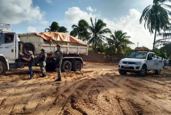 Guarda Municipal e Semurb embargam aterramento em área de mangue e apreende caminhão