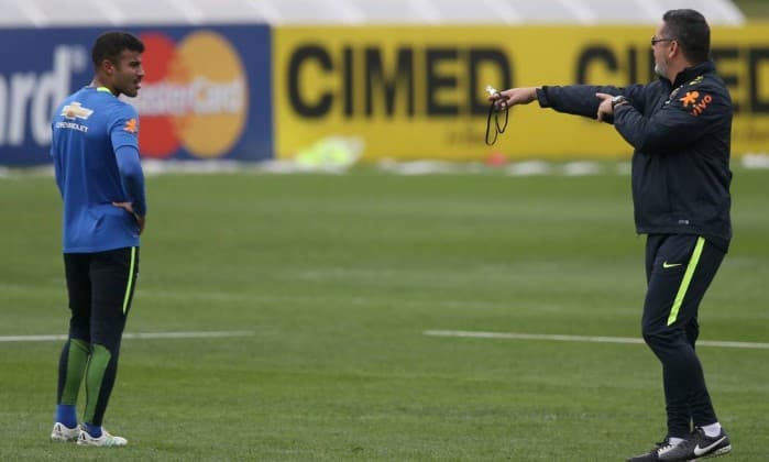 Técnico Micale assume ser contra Olimpíada no Brasil