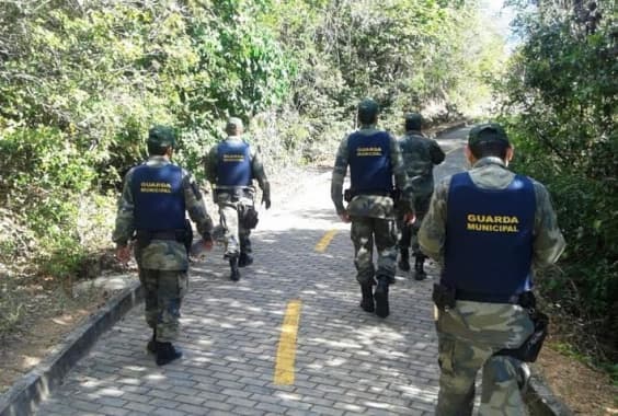 Guardas municipais orientam visitantes do Parque da Cidade sobre áreas de ciclismo e caminhada