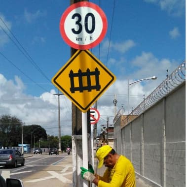PRECISANDO(MUITO): Sinalização dos cruzamentos com as linhas férreas está sendo revitalizada pela Prefeitura em Natal
