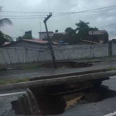 CRATERA ABERTA COM CHUVAS: Tubulação da Av. João Medeiros Filho ficará pronta em 20 dias; lagoas de captação recebem manutenção