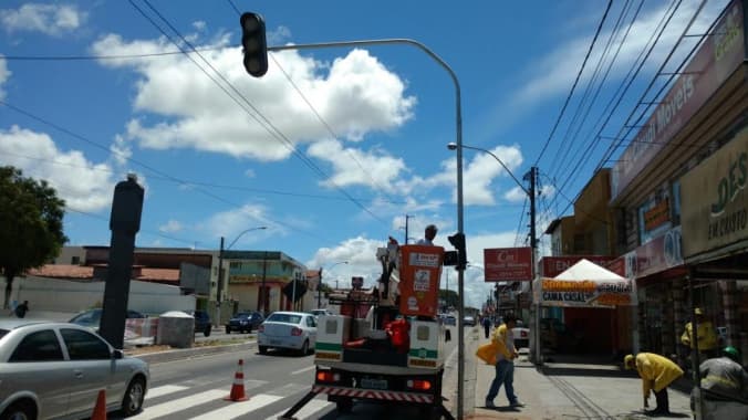 TRÂNSITO: Avenida Bacharel Tomaz Landim ganha semáforo com botoeira para amenizar congestionamento na área