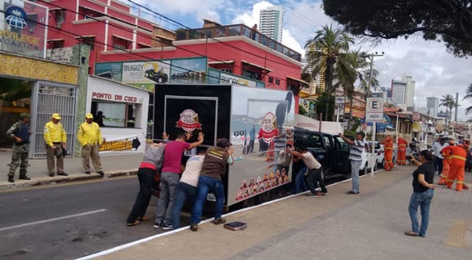 FOTO: Trailler instalado irregularmente em via pública é removido na Avenida Erivan França, em Ponta Negra