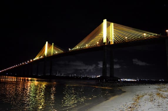FOTO: Monumentos em Natal recebem iluminação amarela para alertar sobre acidentes de trânsito