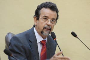Mineiro defende que Governo reveja contrato com Arena das Dunas