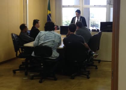 FOTO: Juiz que pedia a advogados para se levantarem continua realizando audiências em pé