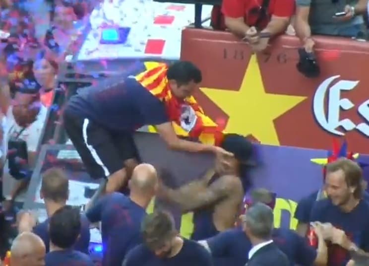 VÍDEO: Xavi empurra Neymar pelo rosto em festa de comemoração do Barcelona