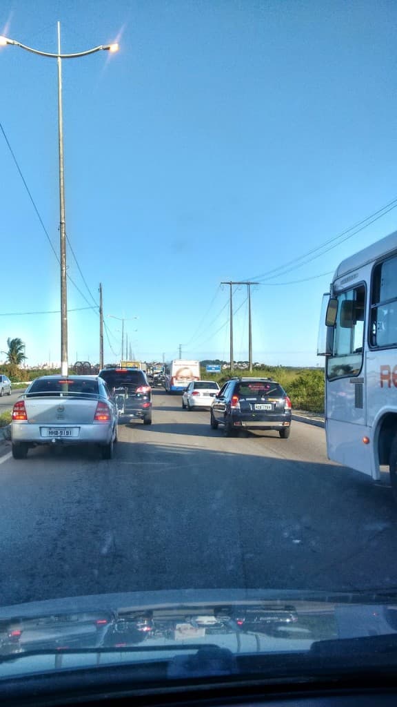 FOTO: Operação - tapa buracos causa grande congestionamento nos acessos de saída da Zona Norte