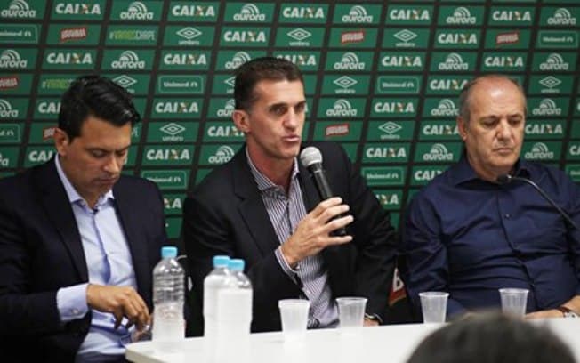 Novo técnico da Chape revela acerto com 10 jogadores e pede mais ajuda a rivais
