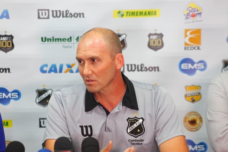 Gilmar Dal Pozzo divulga relacionados do ABC para desafio em PE contra o Santa Cruz nesta sexta