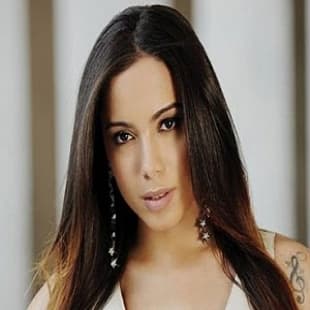Anitta fala sobre ser exemplo para crianças e rebate: "Não sou periguete"