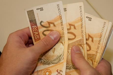 Brasileiro vai trabalhar cinco meses inteiros só para pagar impostos