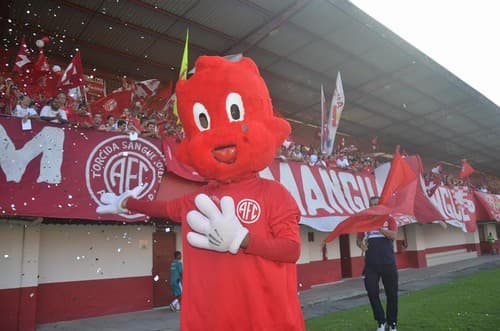 FOTO: Torcida do América culpa diabo pela má fase e ‘sequestra' mascote