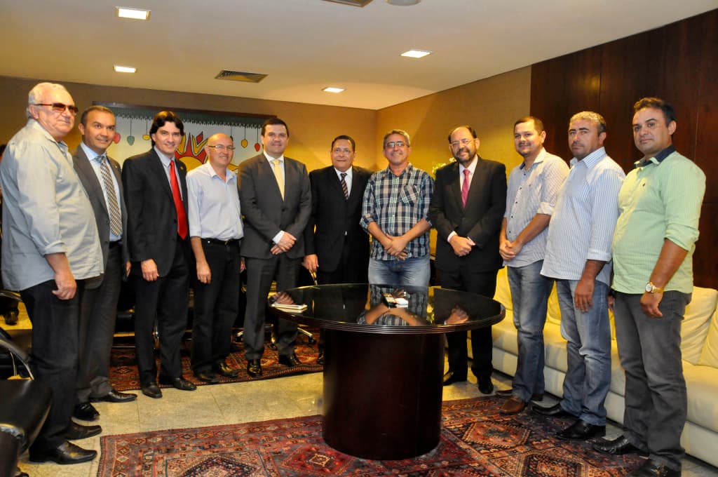 Ezequiel assume compromisso pela retomada de obras da Estrada da Produção