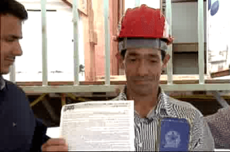 FOTO: Homem que roubou carne para alimentar o filho começa a trabalhar com a carteira assinada no DF