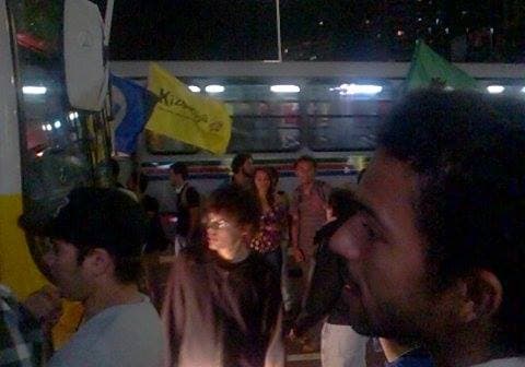FOTOS: Estudantes do Revolta do Busão realizaram roletaço em frente ao Via Direta
