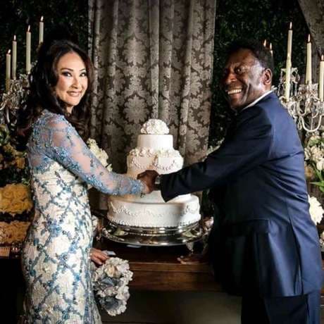 Pelé se casa com empresária em celebração reservada