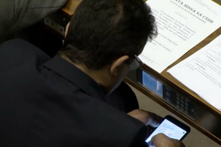 CÂMARA DOS DEPUTADOS: "Assisti, mas deletei", diz deputado que viu vídeo pornô no Plenário