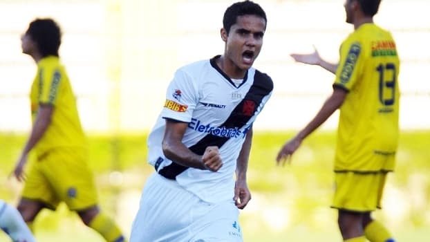 Ex-Vasco e Cruzeiro investe em cosméticos e vende até batom no vestiário