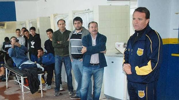 FOTO: Na Argentina, técnico é apresentado, vai a campo, infarta e morre