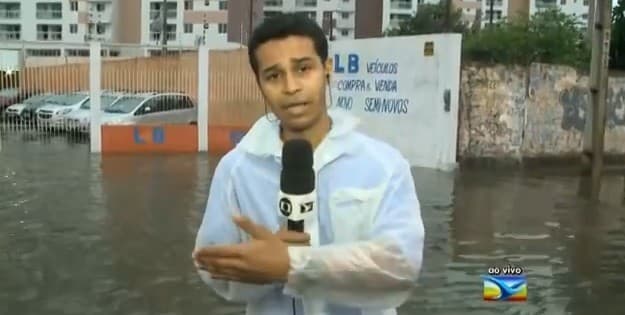 VÍDEO: Ao vivo, repórter da Globo toma banho de poça d'água