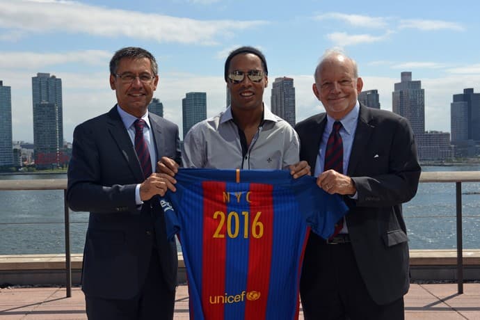 Jornal diz que R10 pode integrar time de veteranos do Barcelona em breve