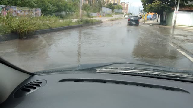FOTO: Trecho da Avenida Ayrton Senna com forte alagamento