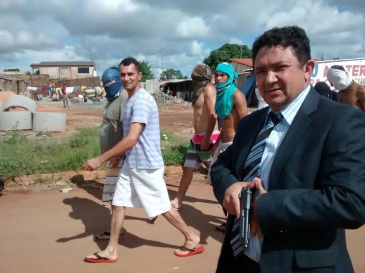 BRASIL DESMANTELADO - (FOTOS): Sem gasolina, delegado transfere presos de delegacia para cadeia a pé