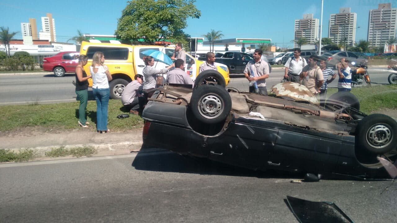 FOTOS: Capotamento deixa feridos na rodovia BR-101, em Neópolis