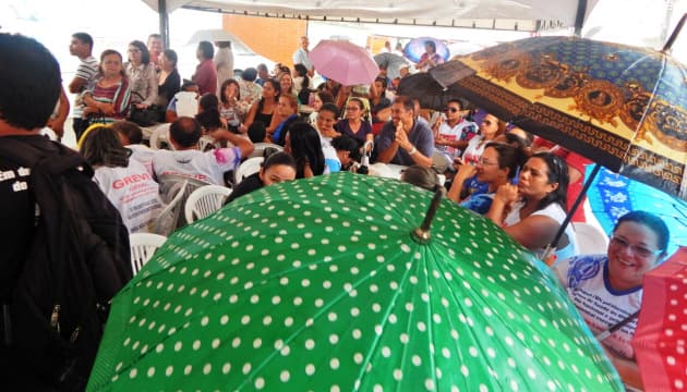 FOTOS: Mesmo sob chuva, servidores retomam acampamento em frente à Prefeitura do Natal
