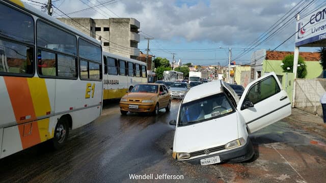 FOTO: Carro cai em cratera na Avenida Coronel Estevam, no Alecrim