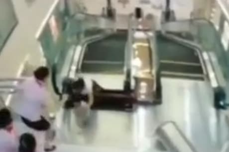 VÍDEO(CENAS FORTES): Mulher morre em escada rolante, mas salva filho na última hora