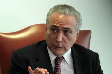 Temer recebe senadores e promete destravar obras