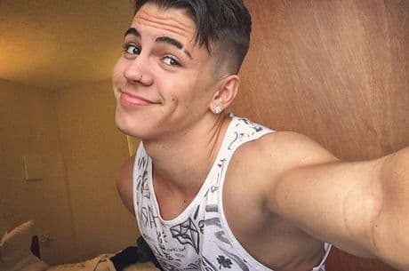 Após acusação de assédio sexual, cantor MC Biel atropela motociclista e omite socorro
