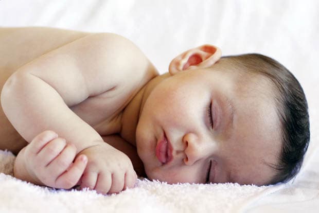 Dormir no quarto dos pais reduz em 50% morte súbita de bebês, dizem pediatras americanos
