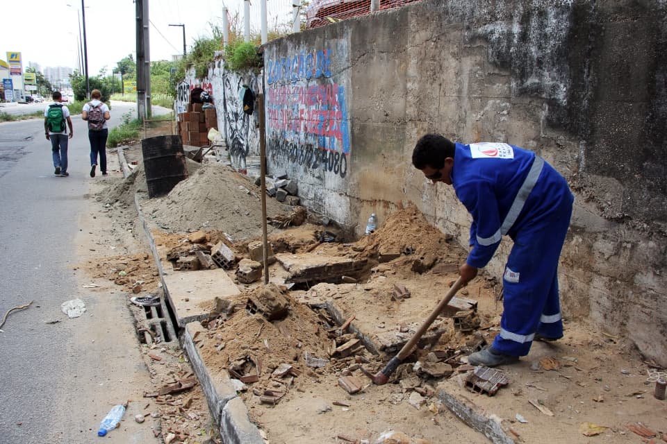 FOTOS: Obras na Av. Ayrton Senna começam com drenagem e construção de escadaria