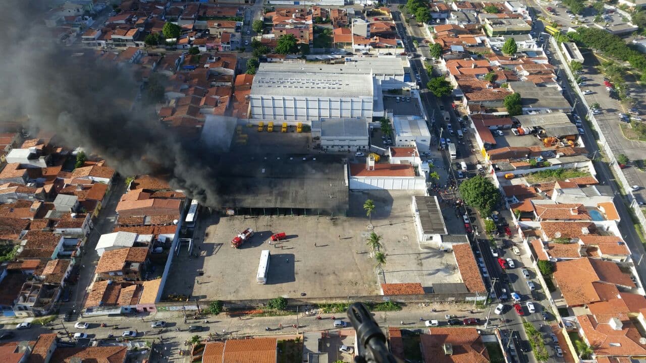 FOTO: Incêndio em ex-garagem de empresa deixa dois ônibus e um micro-ônibus queimados