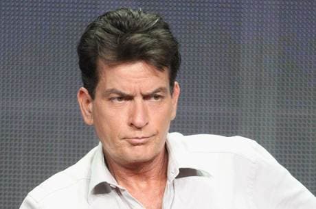 Charlie Sheen dormiu com até 24 mulheres, homens e transexuais após descobrir HIV, diz site