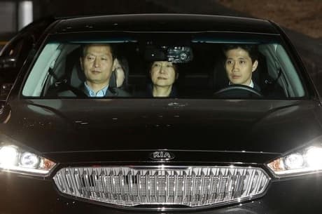Ex-presidente da Coreia do Sul é interrogada pela primeira vez na PRISÃO