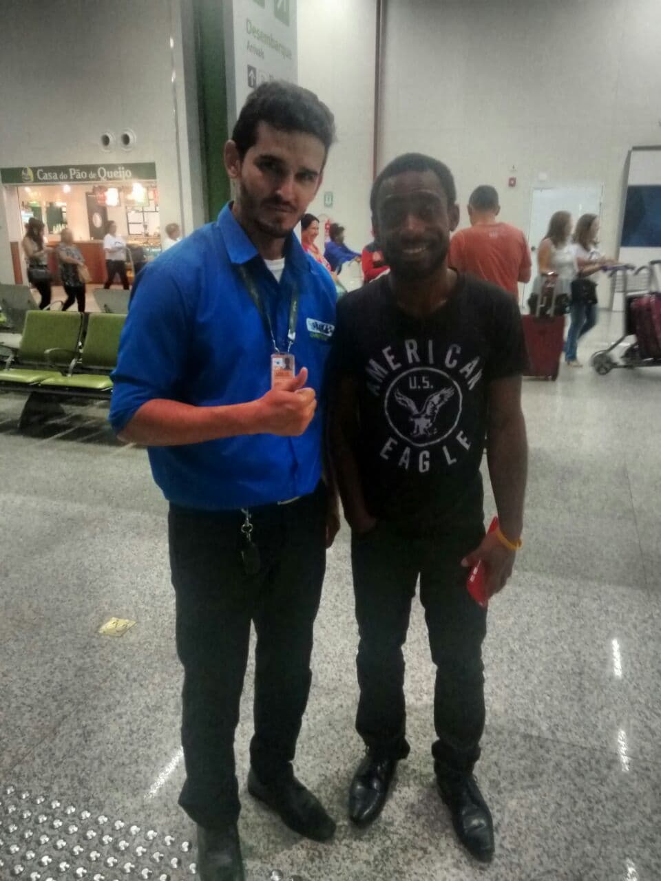 FOTO: Taxistas fazem "vaquinha" na intenção de comprar passagem à guianense que mora no aeroporto de SGA há uma semana