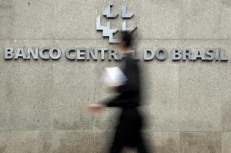 Após Brasil perder selo de bom pagador, Banco Central tenta acalmar mercado e diz que "tem colchão"