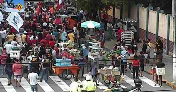 FOTOS: Protesto bloqueia cruzamento da Salgado Filho x Bernardo Vieira; Praça Cívica é o destino