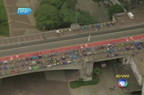 FOTO: Manifestantes do MST armam cerca de 200 barracas em frente à Prefeitura de SP