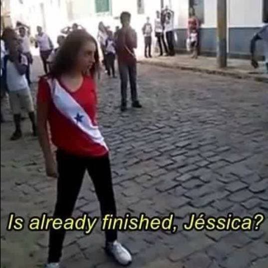 "Já acabou, Jéssica?": VÍDEO de menina que apanha e não perde a pose vira meme na internet