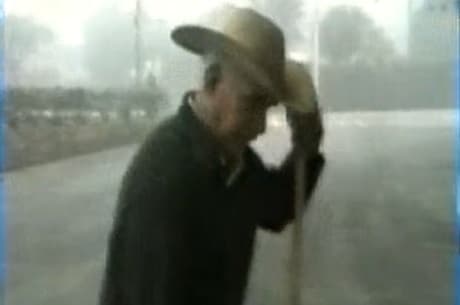 VÍDEO: Prefeito em MG é flagrado varrendo rua para não pagar hora extra a gari