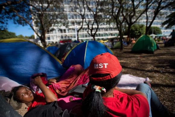 Integrantes do MST ocupam Ministério da Fazenda