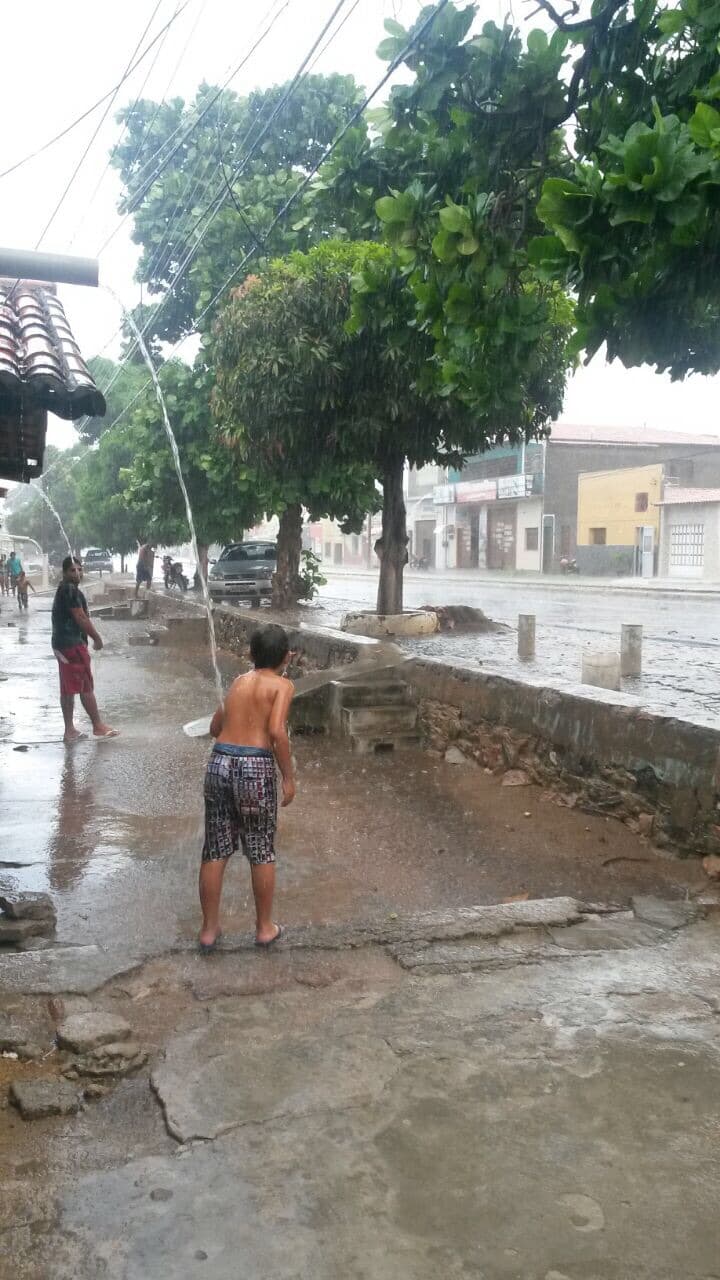FOTO E VÍDEO: Chuvas fortes em Assú nesta sexta-feira