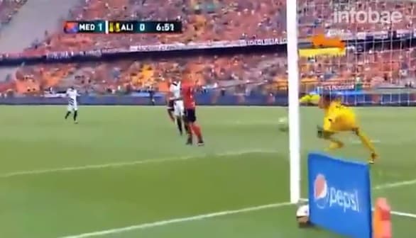 VÍDEO: Árbitro se atrapalha e faz gol em partida na Colômbia